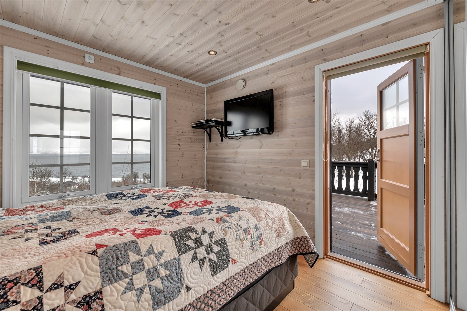 Hovedsoverommet er av god størrelse - har utgang til egen terrasse og skyvedørsgarderobe Galleribilde