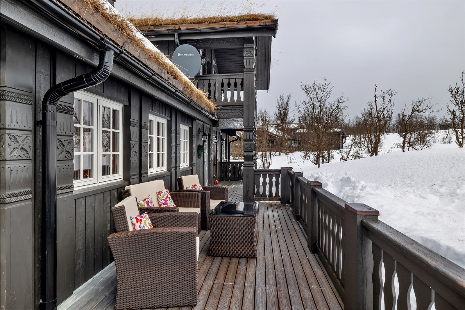 Terrasse på ca 40 kvm som omkranser tre sider av hytten - her kan dere nyte sol nærmest hele døgnet Galleribilde