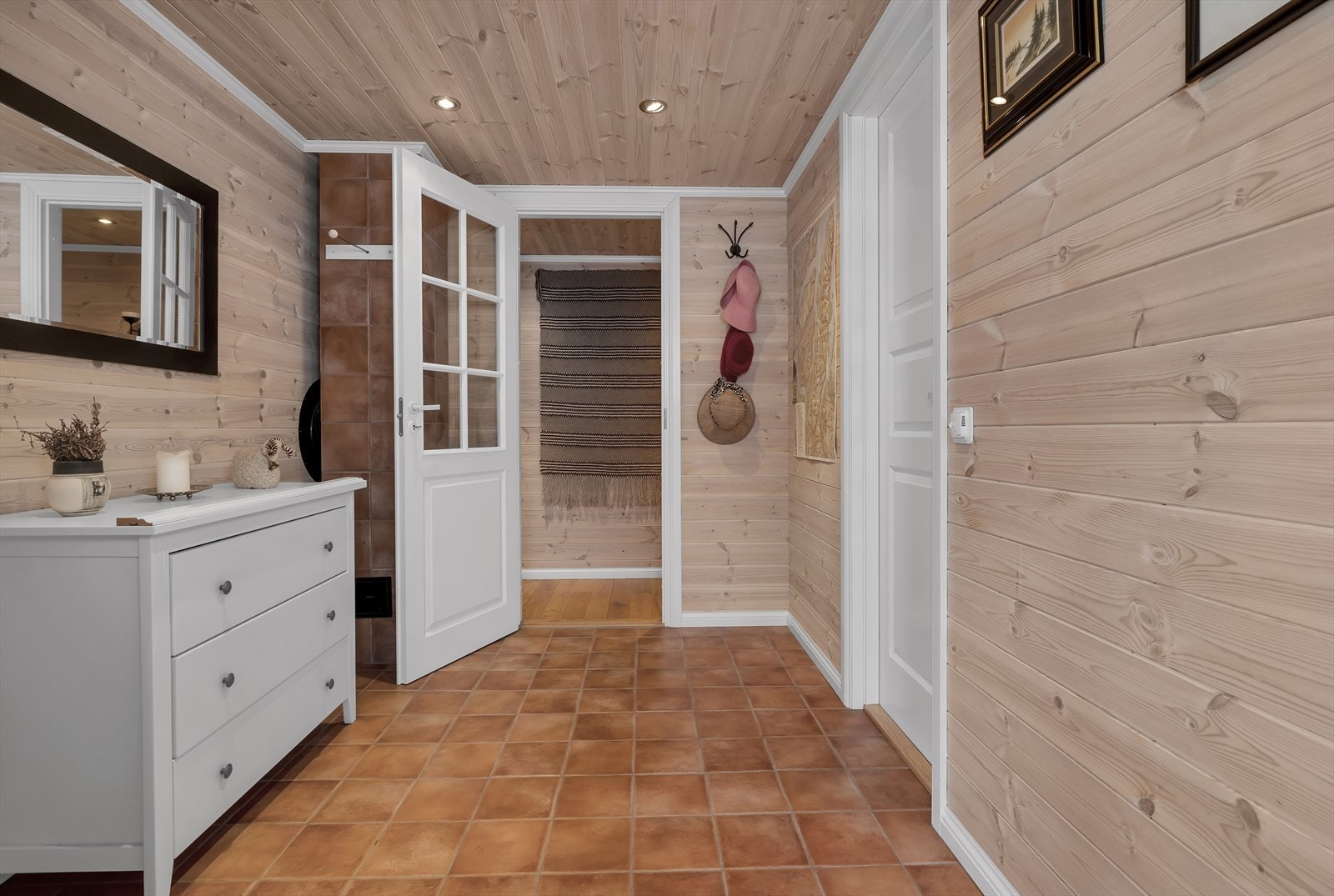 Gang - dør inn til vaskerom. Gulvvarme. Galleribilde