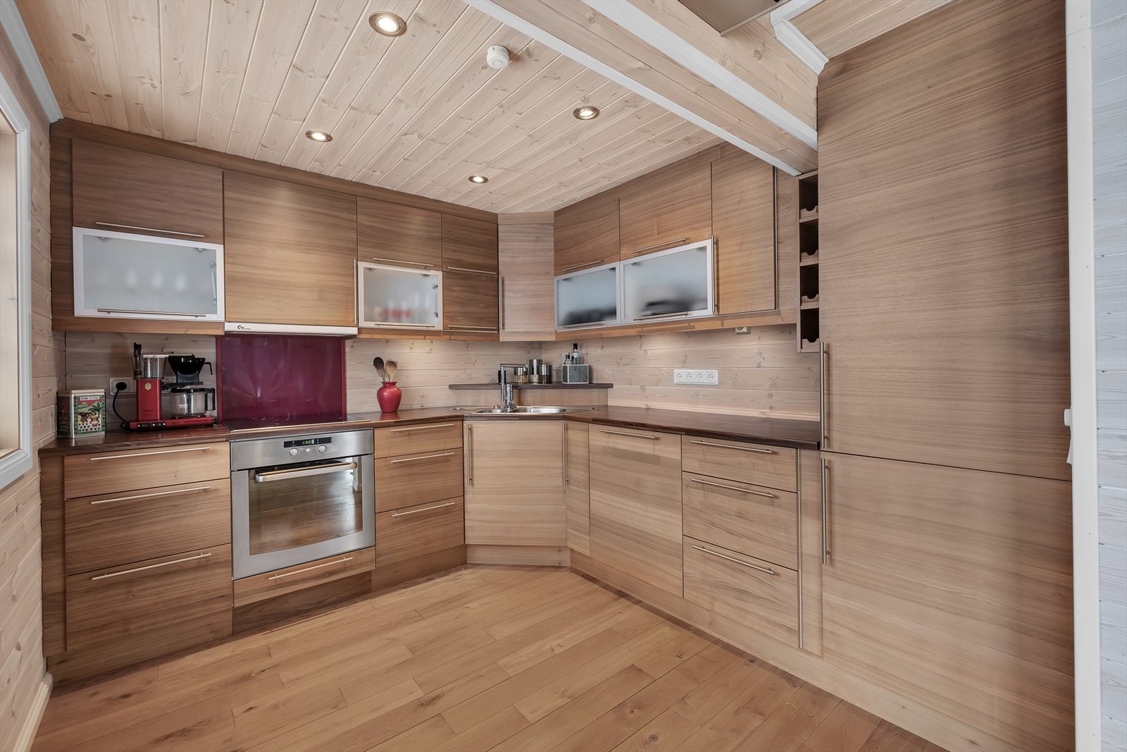 Kjøkkenet har godt med benke- og oppbevaringsplass. Integrerte hvitevarer. Belysning med downlights og spotter over kjøkkenbenk. Galleribilde