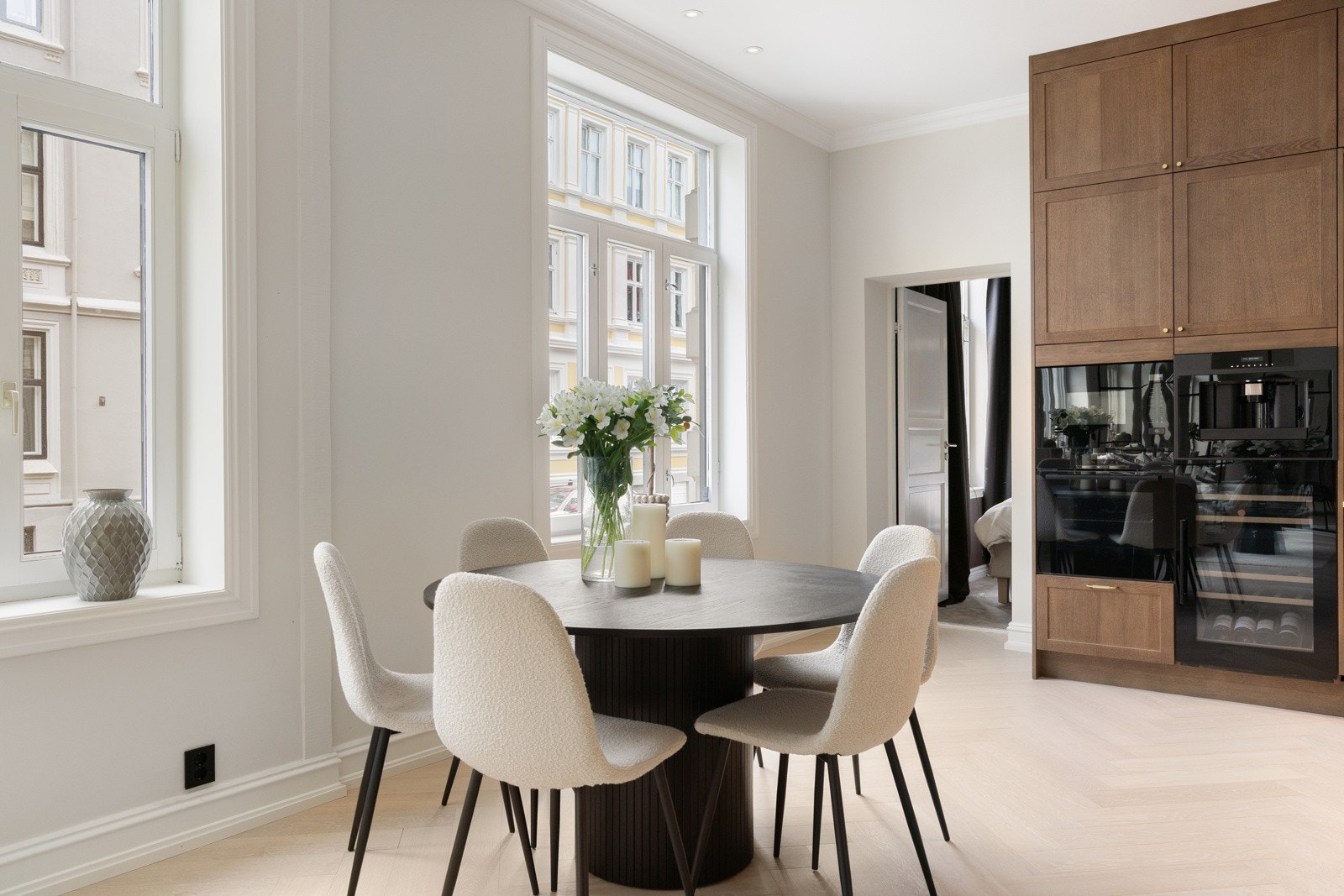 Naturlig plass for spisestue i fin tilknytning til både kjøkkenet og stuen. Galleribilde