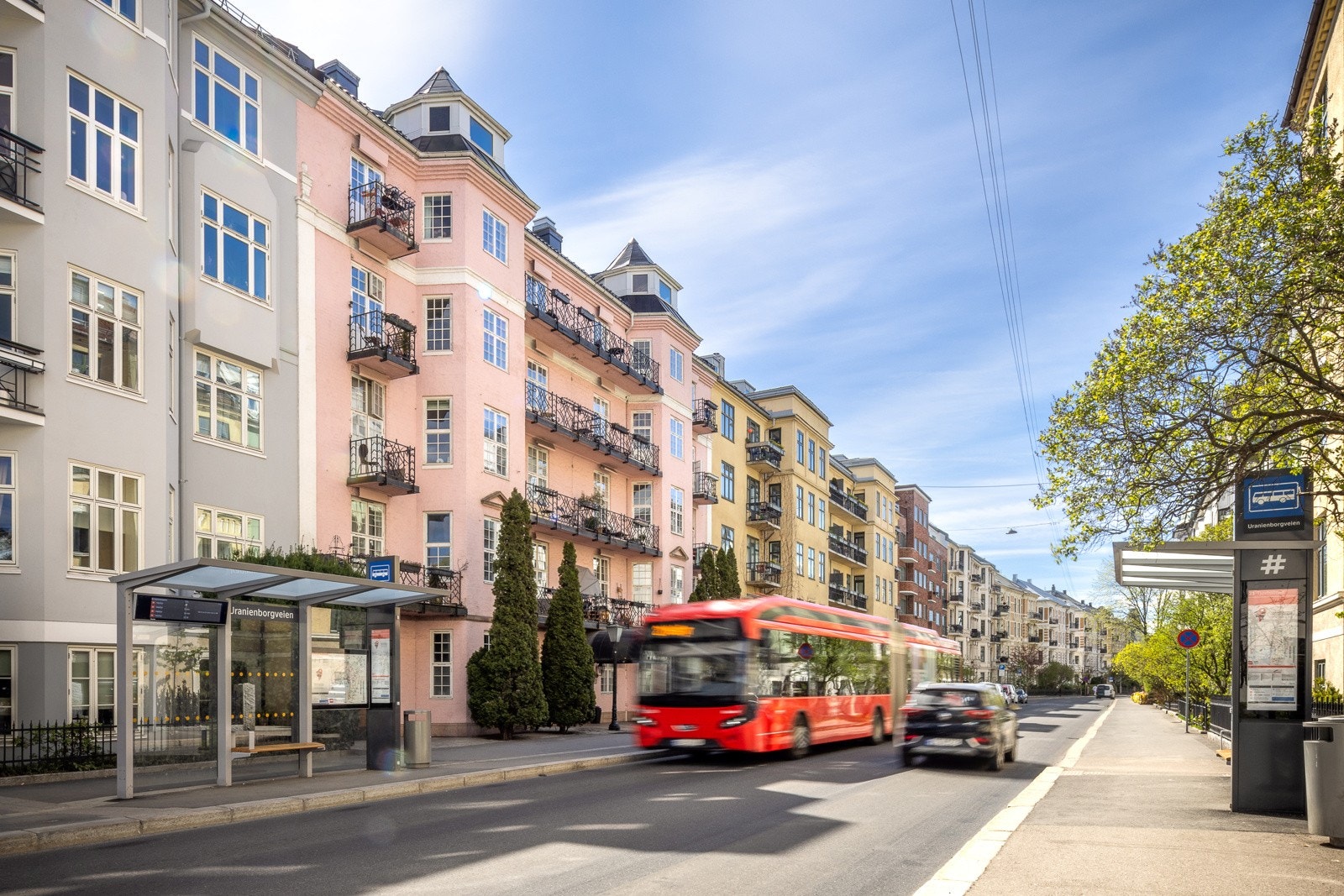 Et steinkast unna finner du Uranienborgparken, samt buss med hyppige avganger. Galleribilde