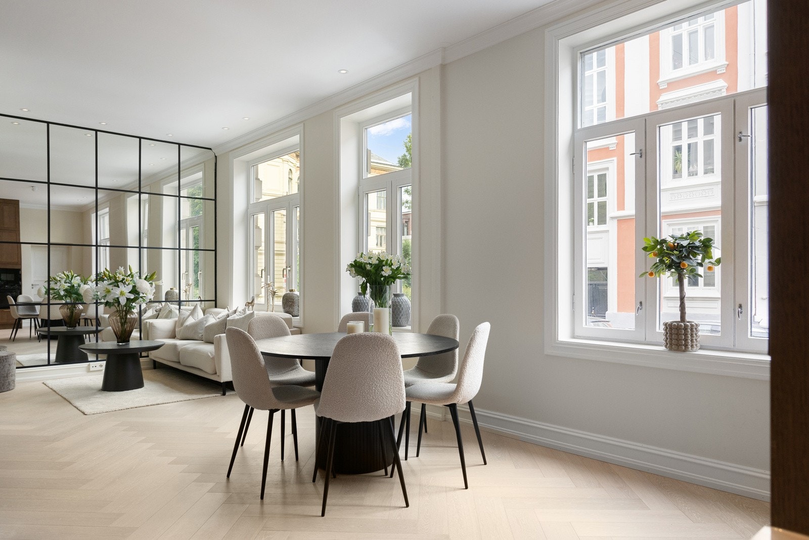 Innbydende stue med spisestue og en generøs takhøyde på 295 cm. Galleribilde