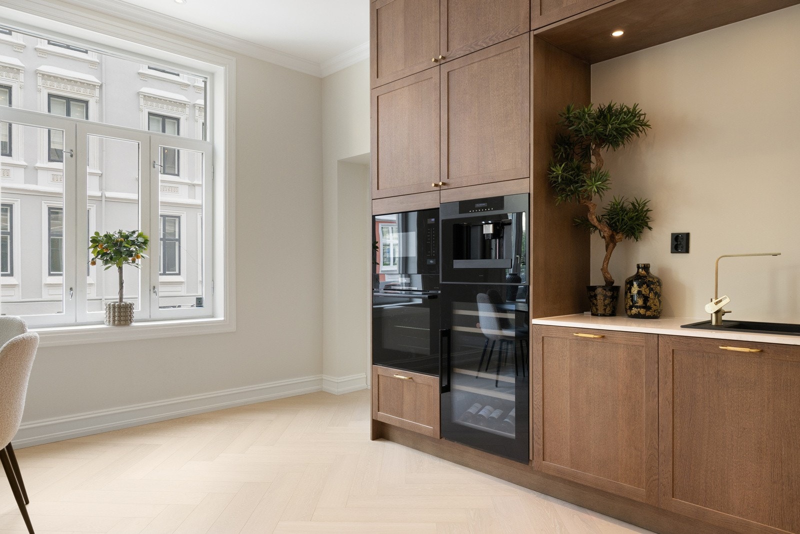 Medfølgende, integrerte hvitevarer bestående av en induksjonstopp med integrert ventilator, ovn, mikro, vinskap, kaffemaskin og oppvaskmaskin. Galleribilde