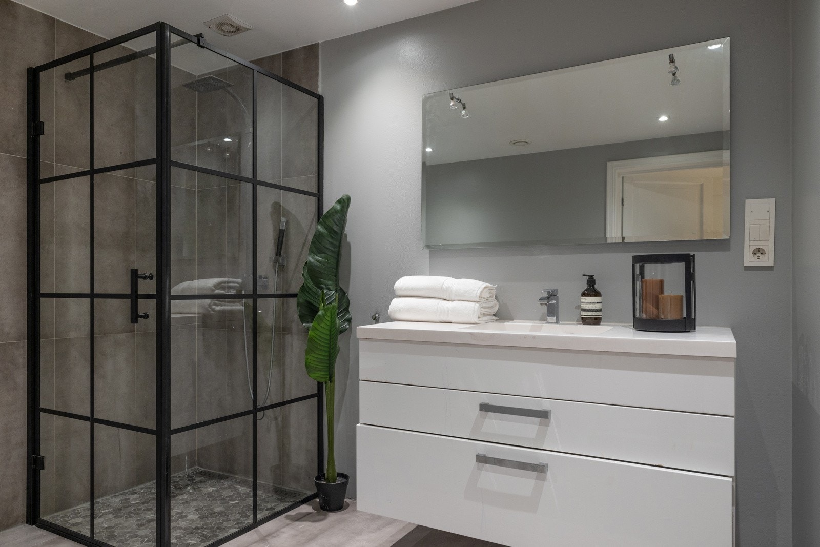 Hovedbad i kjelleretasjen med både dusjhjørne og badekar. Galleribilde