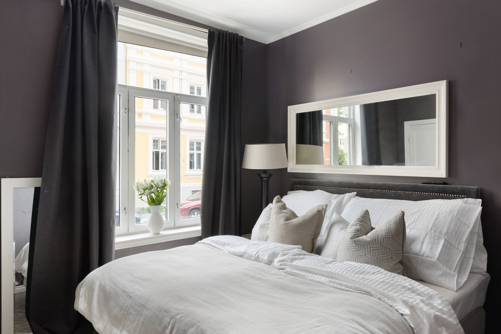 Flott hovedsoverom i 1. etasje. Rommet er malt i behagelige nyanser som harmonerer fint med øvrige flater. Galleribilde