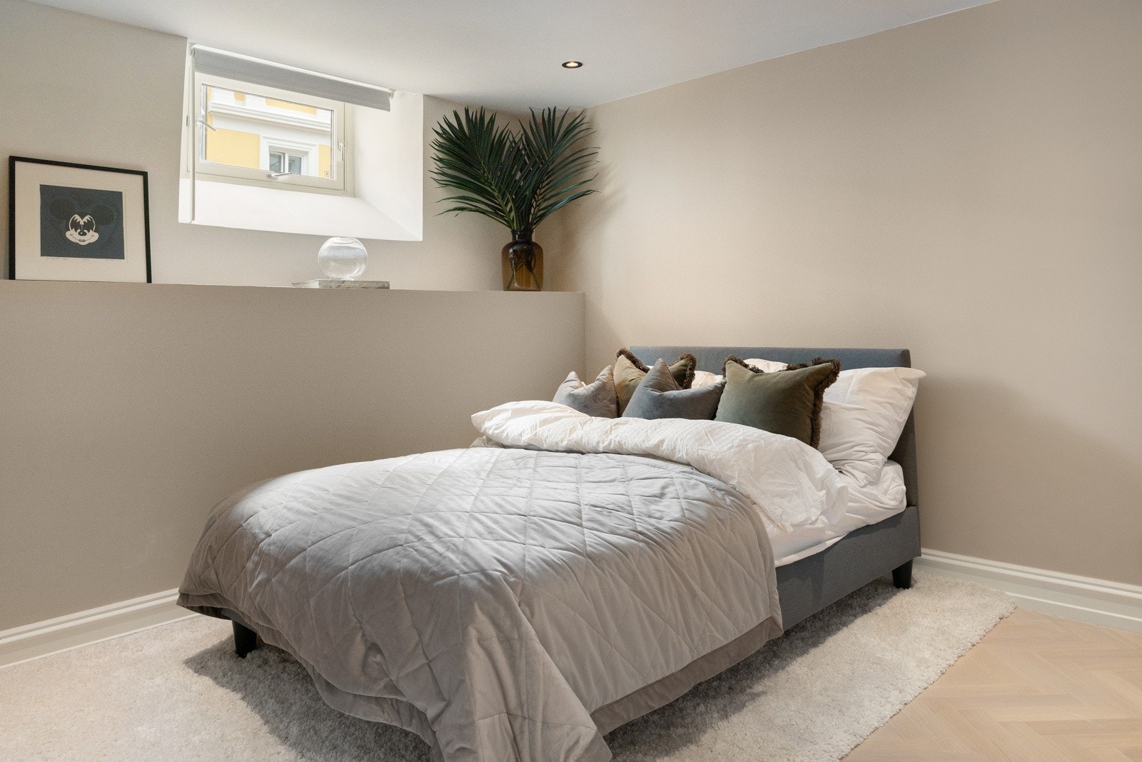 Leiligheten er malt i en gjennomført palett. Galleribilde