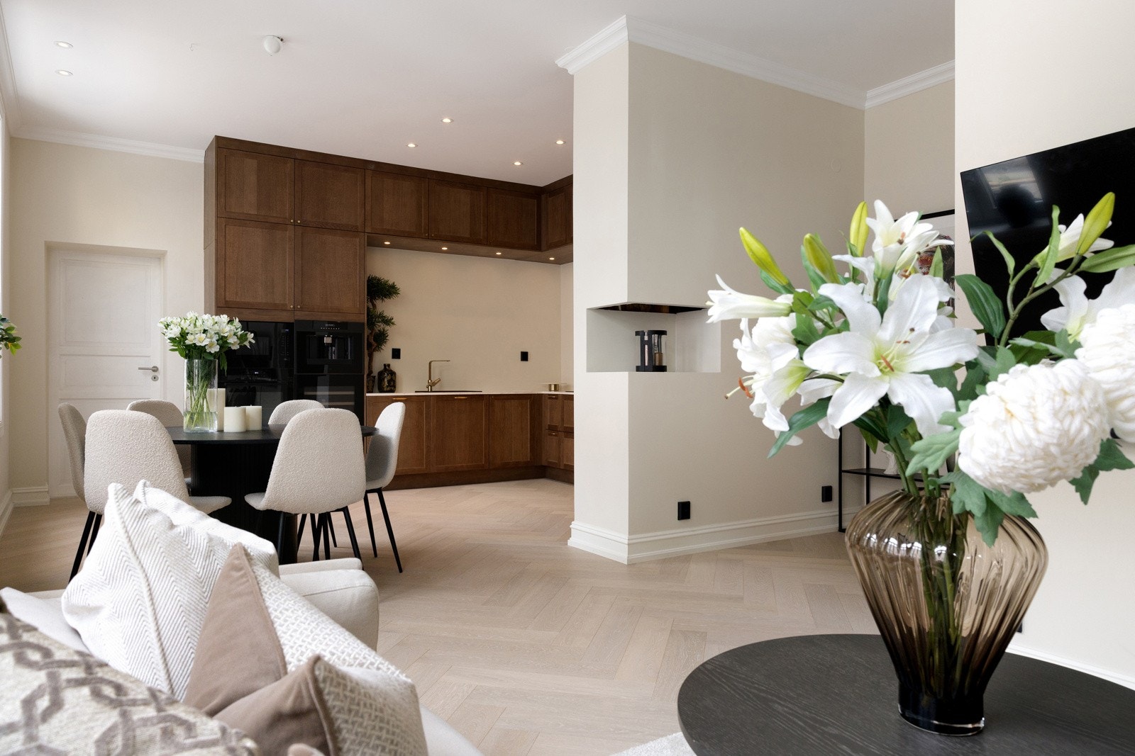 Delikat kjøkken fra Strai i 1. etasje. Kjøkkeninnredningen var ny i 2024. Galleribilde