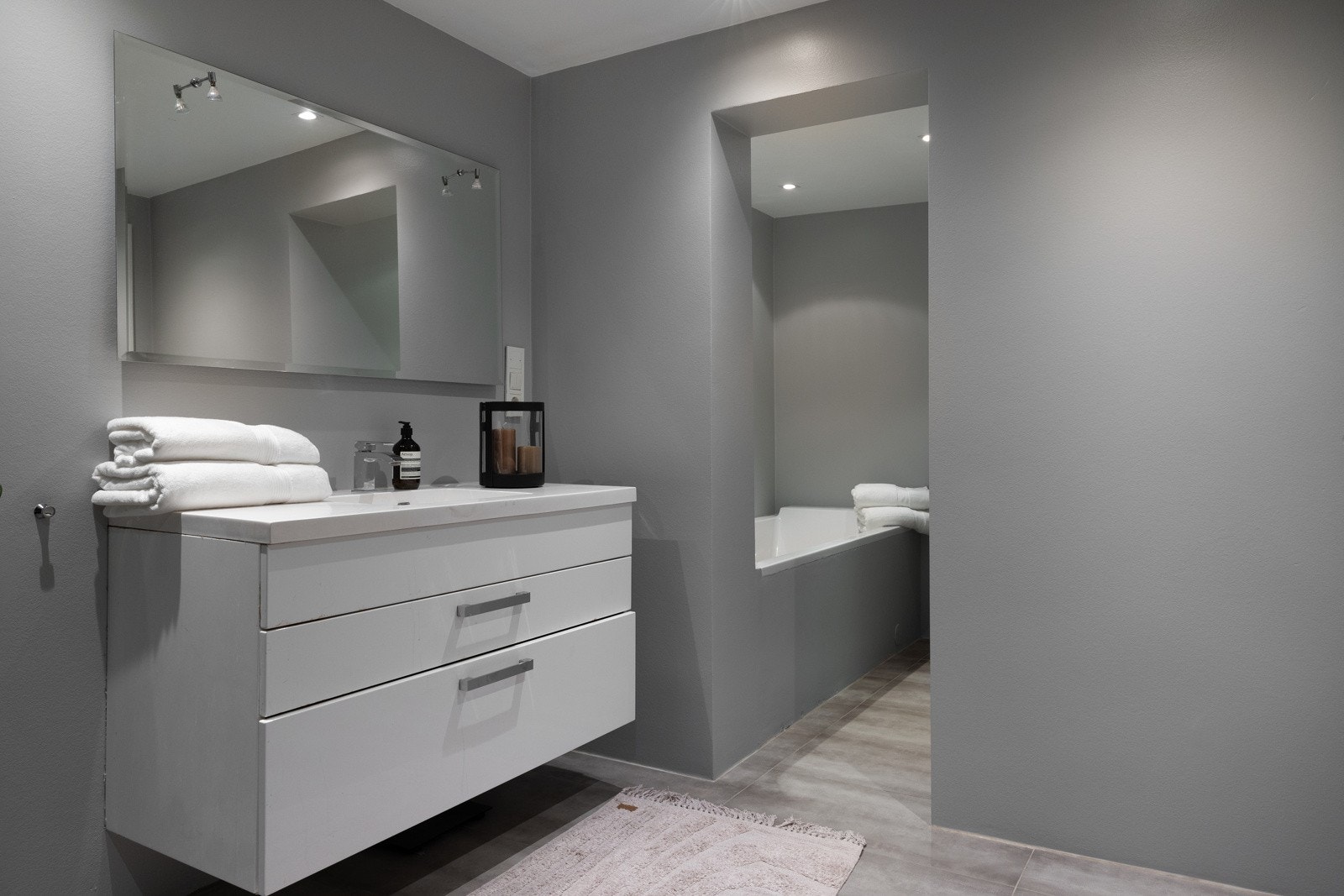 Oppbevaringsplass i skuffeinnredning under servanten. Galleribilde