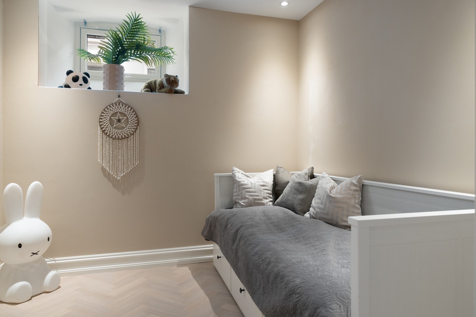 Det er montert downlights i himlingsflatene. Galleribilde