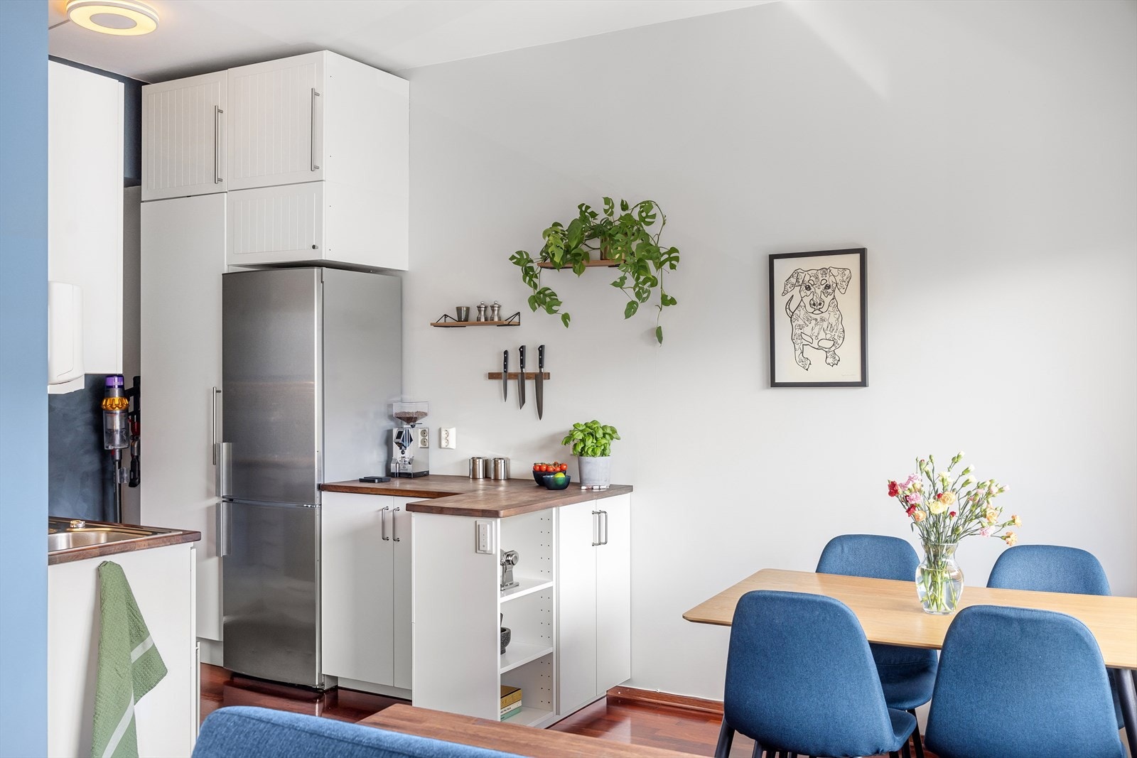 Gulvet er belagt med flott eikeparkett, og overflatene er malt i lyse og moderne fargetoner. Parketten ble oljet i 2015. Galleribilde