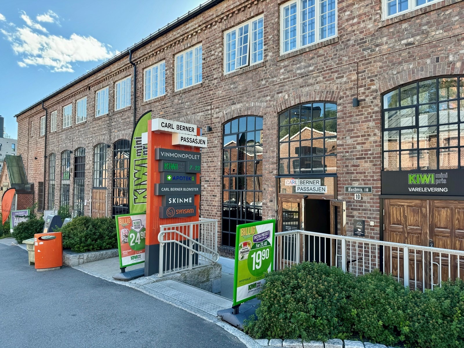 Umiddelbar nærhet til Carl Berner Passasjen, et lite lokalsenter med Vinmonopolet I KIWI Apotek 1. Galleribilde