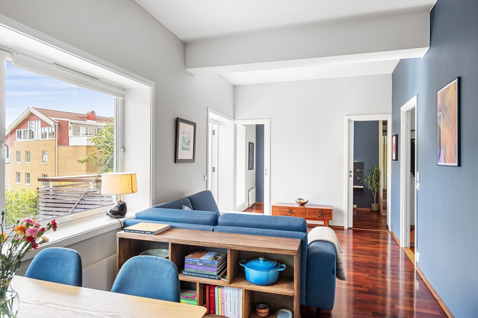 Planløsningen åpner opp for flere møbleringsmuligheter med god plass til sofagruppe, TV-møbler og spisebord med tilhørende stoler. Galleribilde