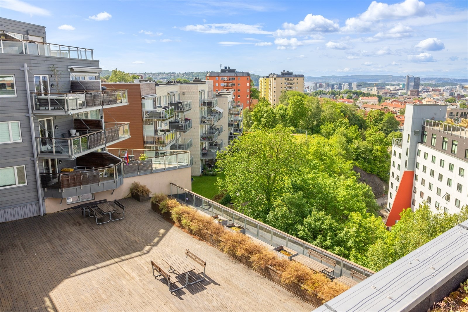 Beboerne i borettslaget har tilgang til to felles takterrasser (5. og 7. etg) med panoramautsikt. Galleribilde