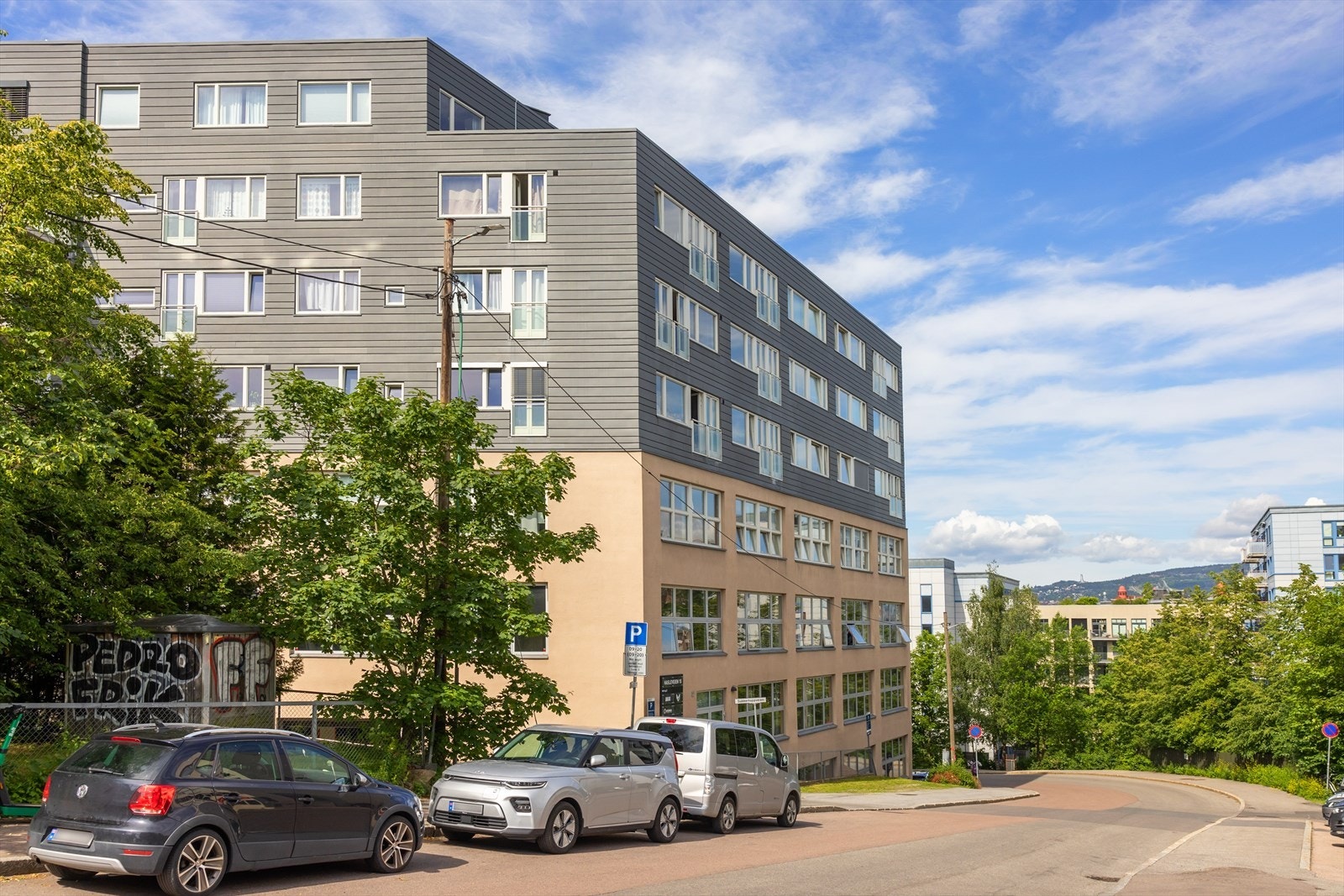 Det er treningssenter i 3. etasje i bygget (Mudo), så man kan ta heisen eller trappen ned uten å gå ut. Galleribilde