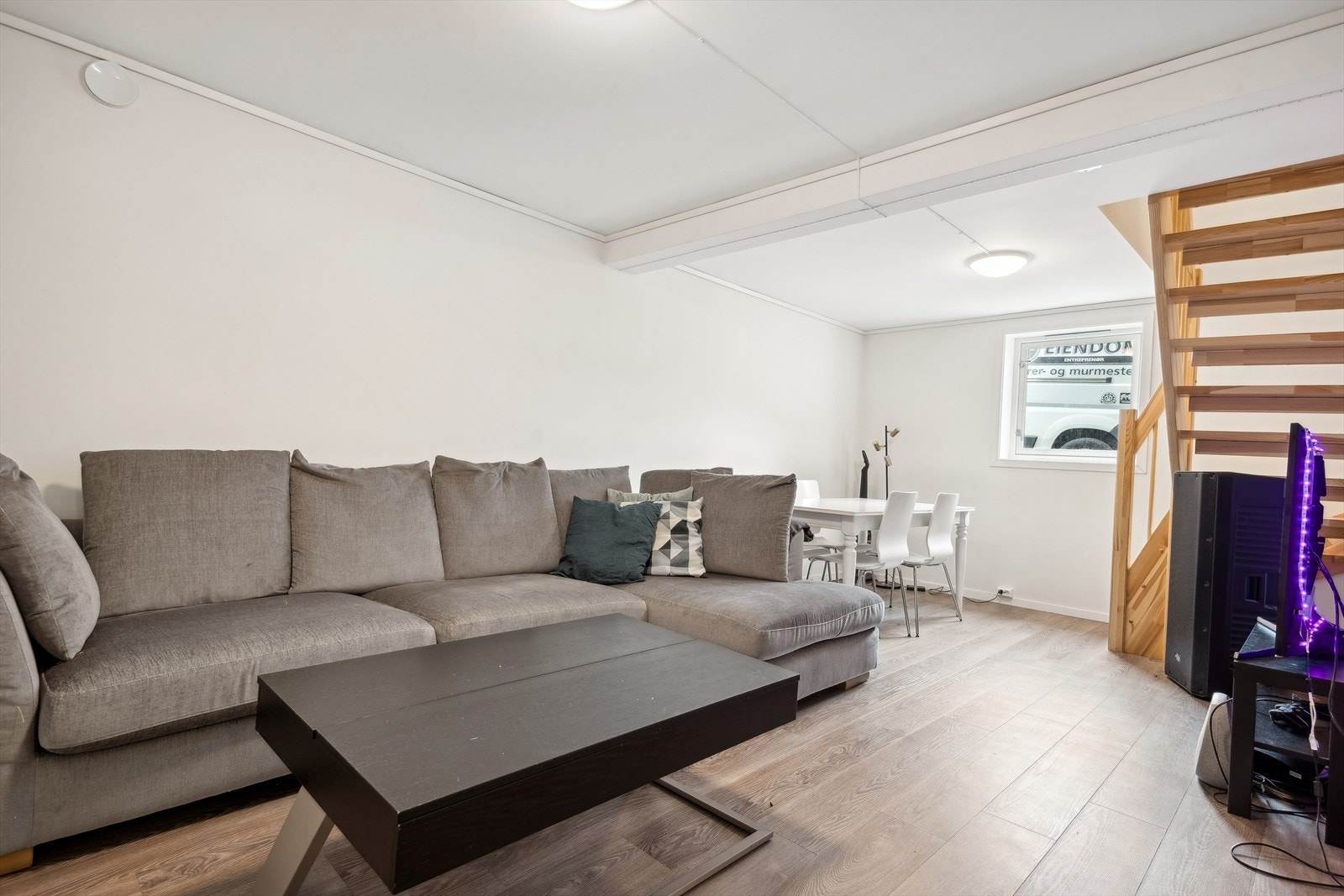 Stue i sokkel/kjelleretasje. Galleribilde