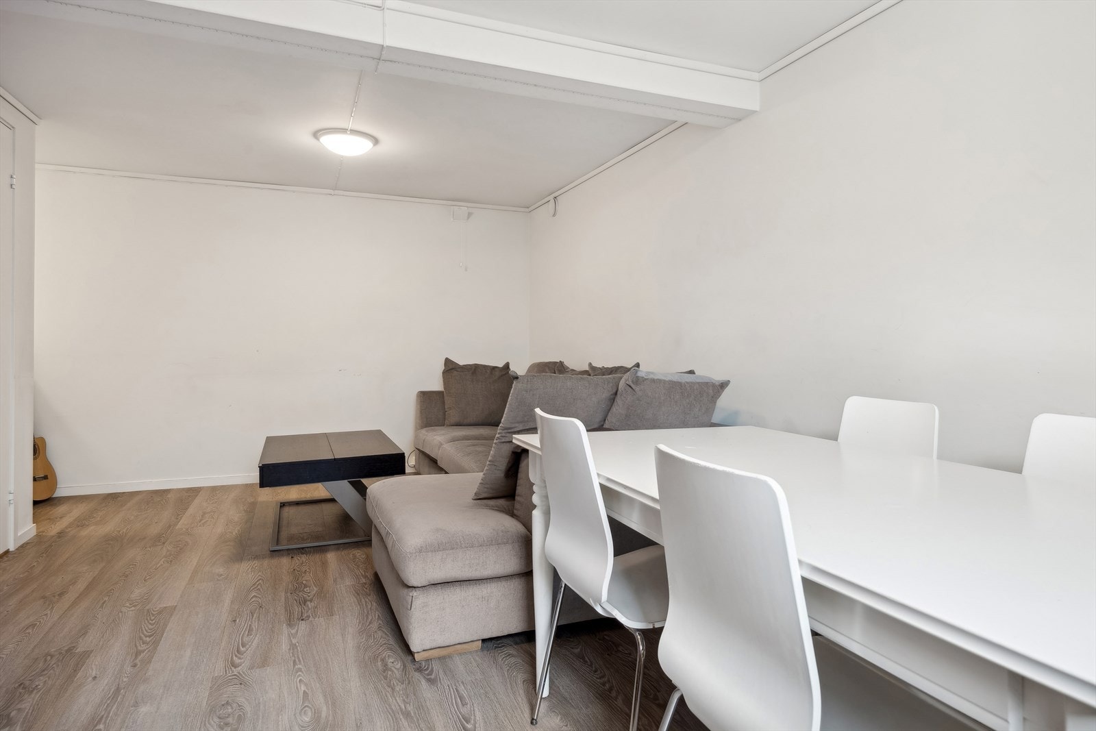 Stue i sokkel/kjelleretasje. Galleribilde