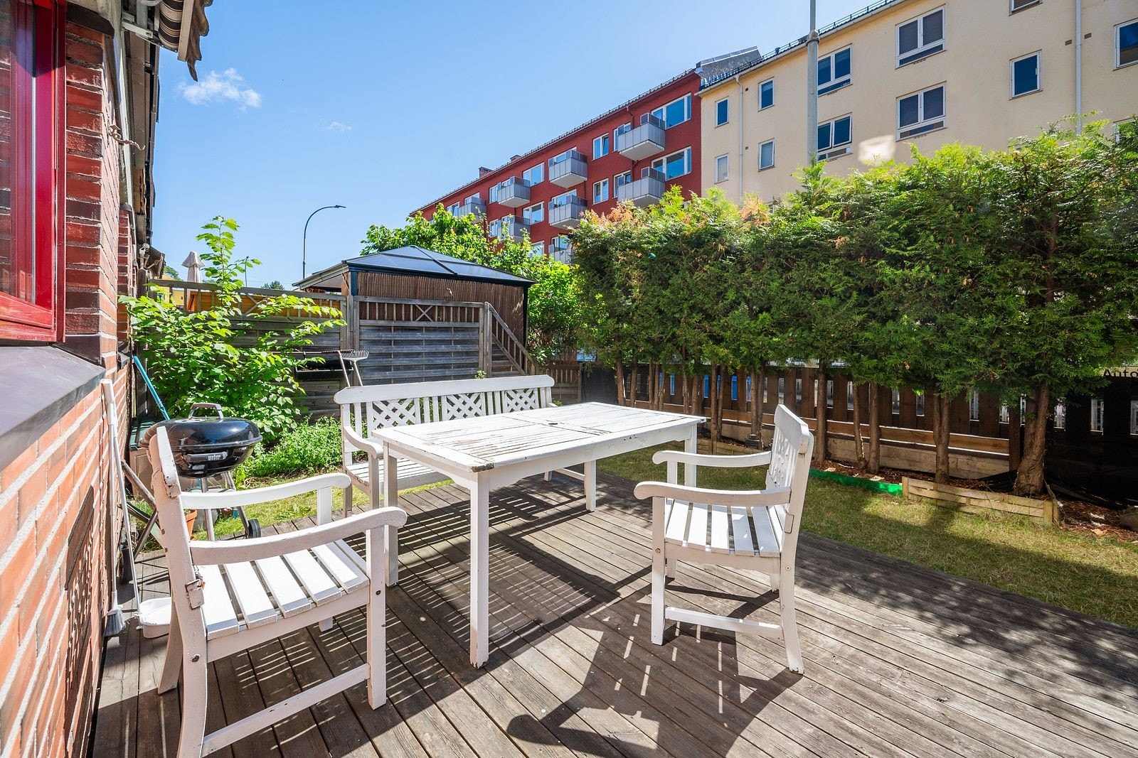 Leiligheten ligger stille og rolig til, og har en egen hageflekk med platting som kan benyttes. Galleribilde