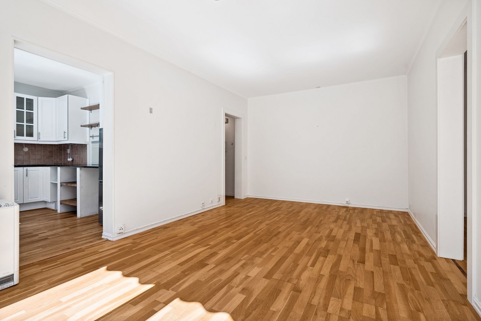 Romslig stue med flere møbleringsmuligheter. Galleribilde