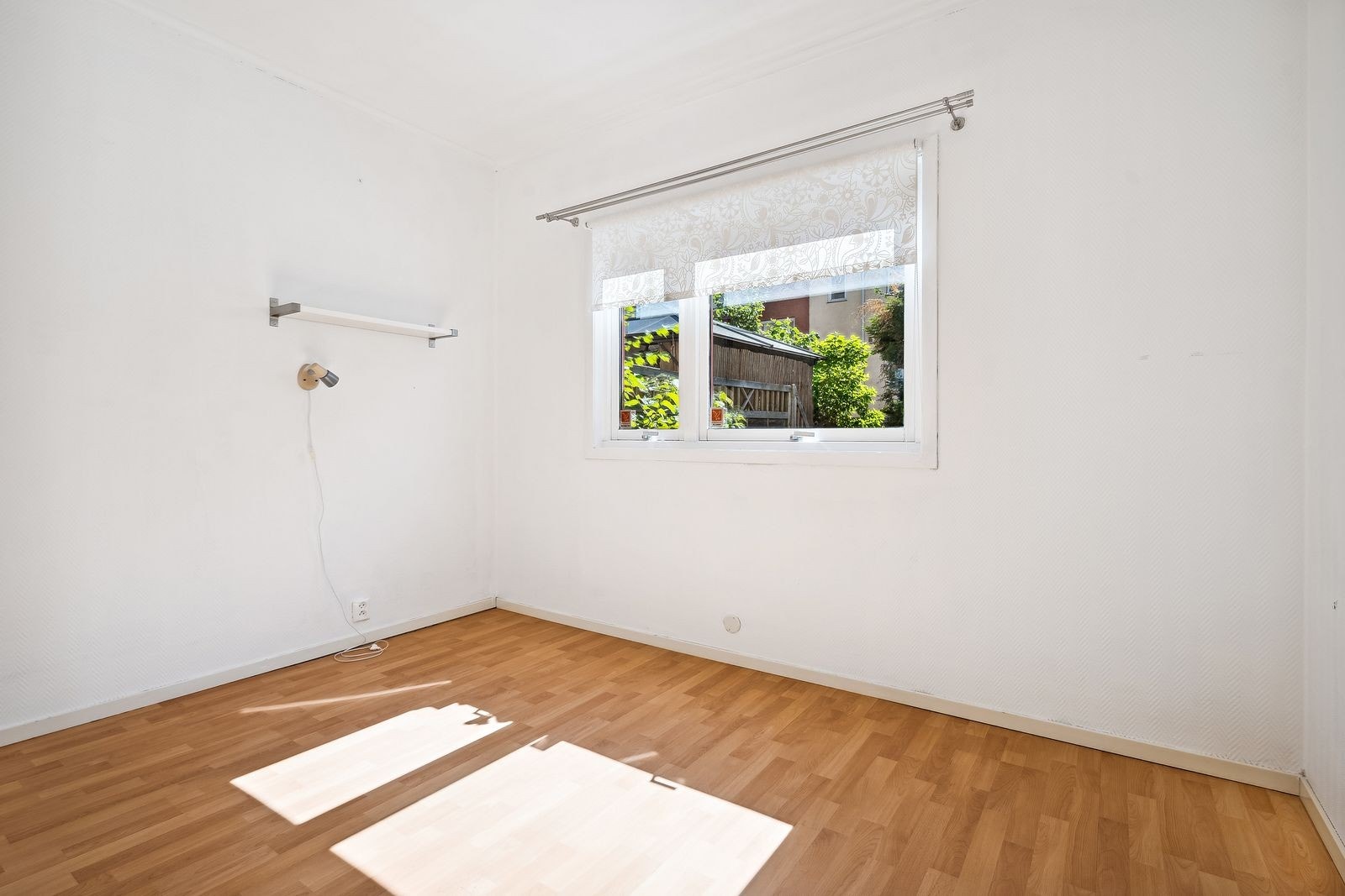 Soverom av god størrelse. På soverommet er det garderobeskap med skyvedører. Galleribilde