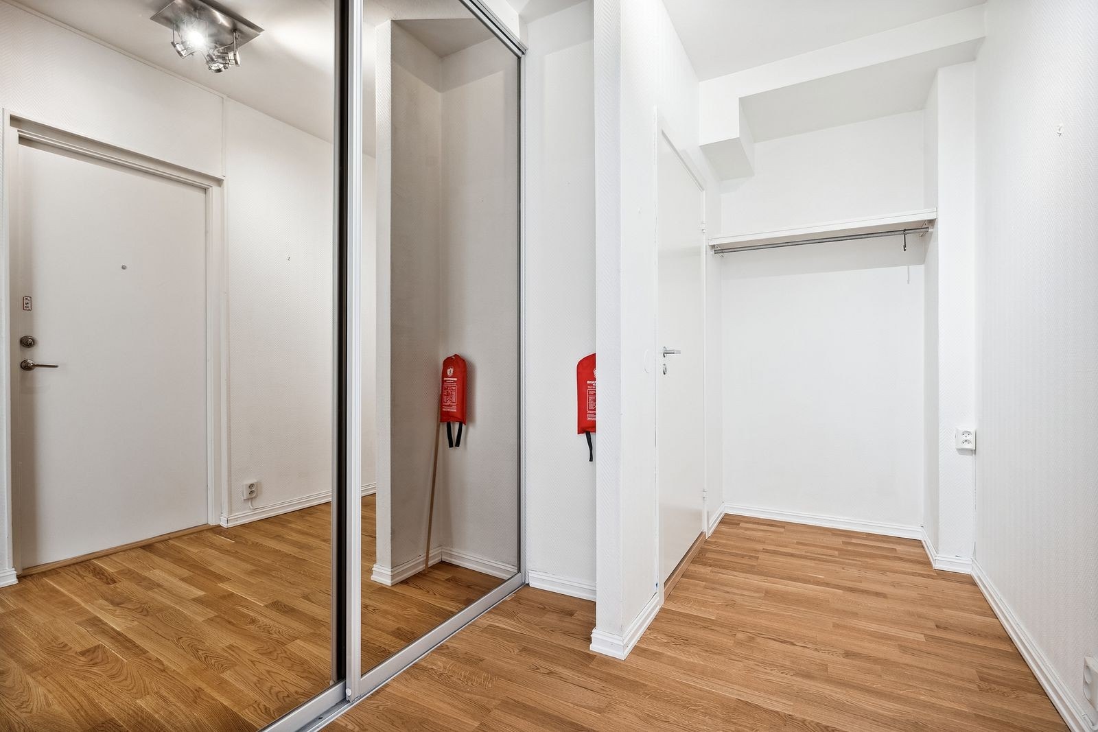 Romslig entré med ekstra oppbevaringsplass i garderobeskap. Galleribilde