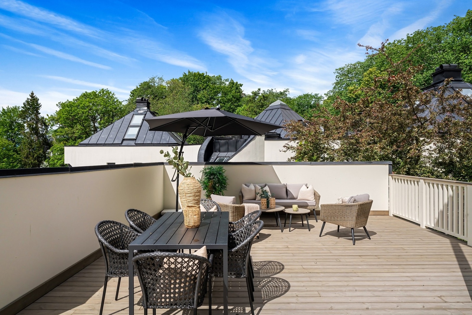 Begge terrassedelene er påkostet med nytt trykkimpregnert terrassebord 2023/2024, og har et moderne og velholdt preg. Galleribilde