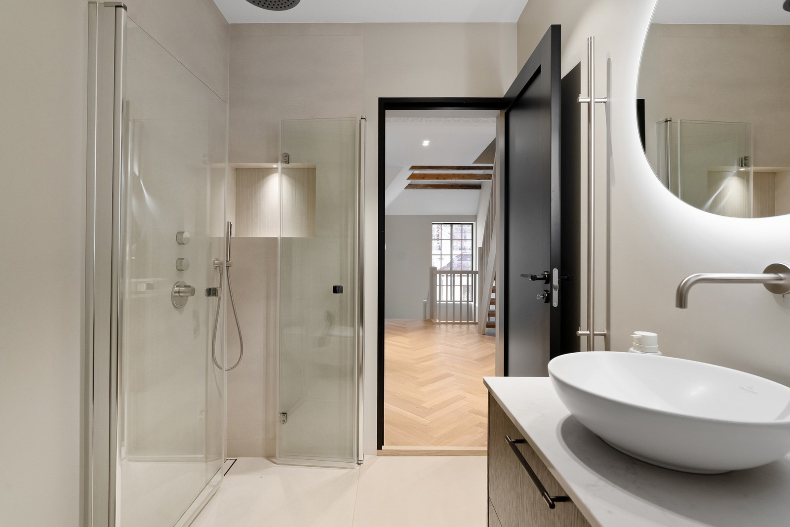 Baderommet med adkomst fra mellomgangen er innredet i tråd med hovedbadet. Galleribilde