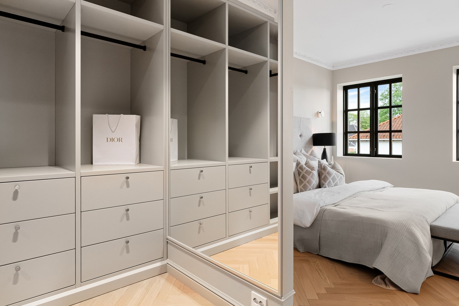Walk- in garderoben er praktisk innredet med plassbygget skapinnredning og integrert speil. Galleribilde