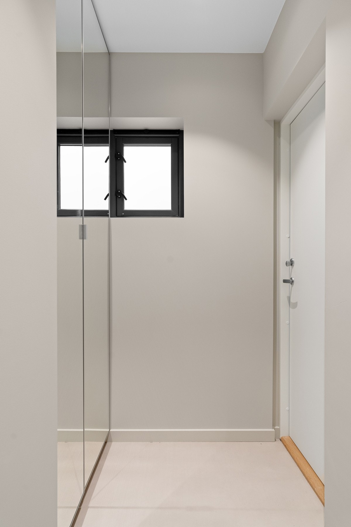 Entré/inngangsparti til separat del i 1. etasje. Galleribilde