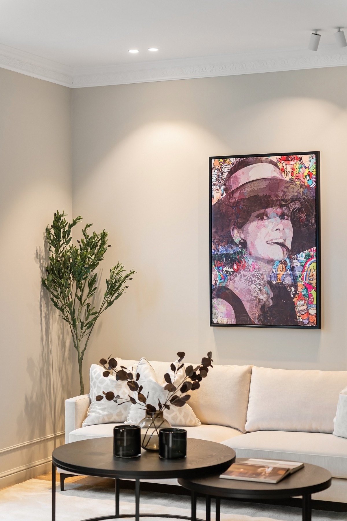 Her kommer du inn til et lyst og luftig samlingsrom med rikelig av areal for innredning og møblering. Galleribilde