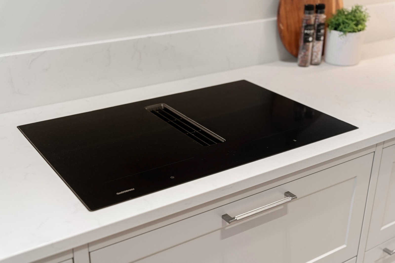 Det er valgt påkostede kvalitetshvitevarer fra Gaggenau. Legg merke til at induksjonstoppen med integrert avtrekksvifte er planlimt for et mest mulig stilrent uttrykk. Galleribilde