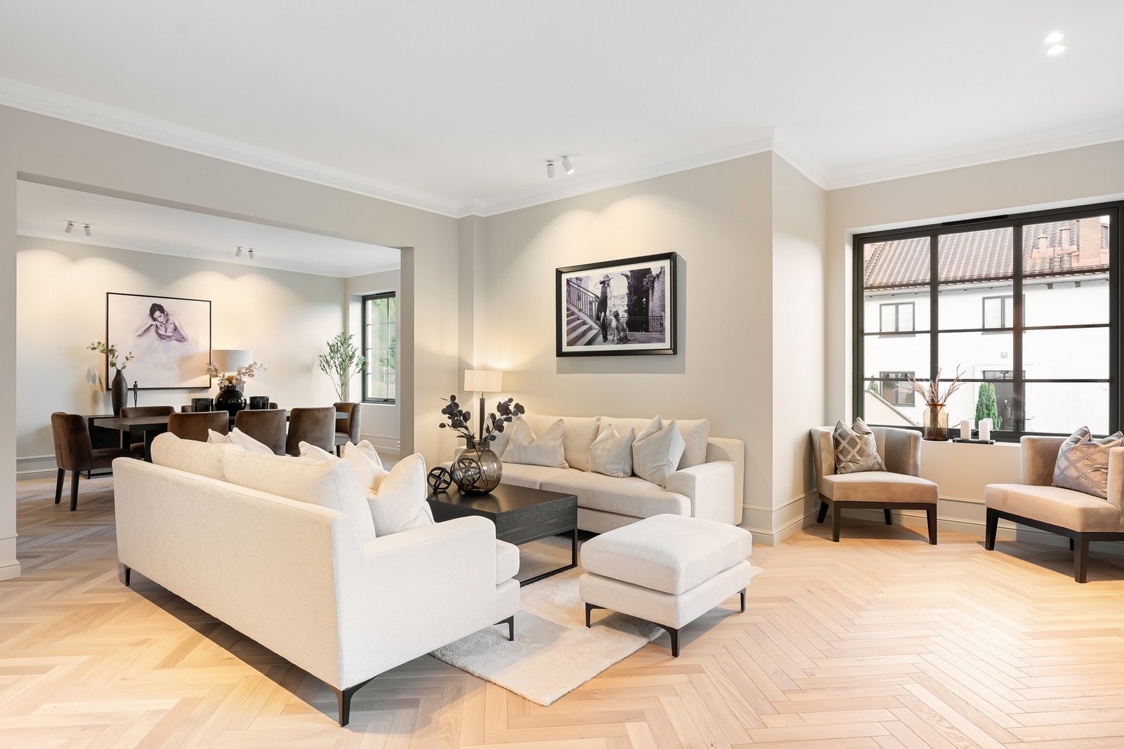 En innholdsrik og sosial etasje med god plass til hyggelige sammenkomster med venner og familie. Galleribilde