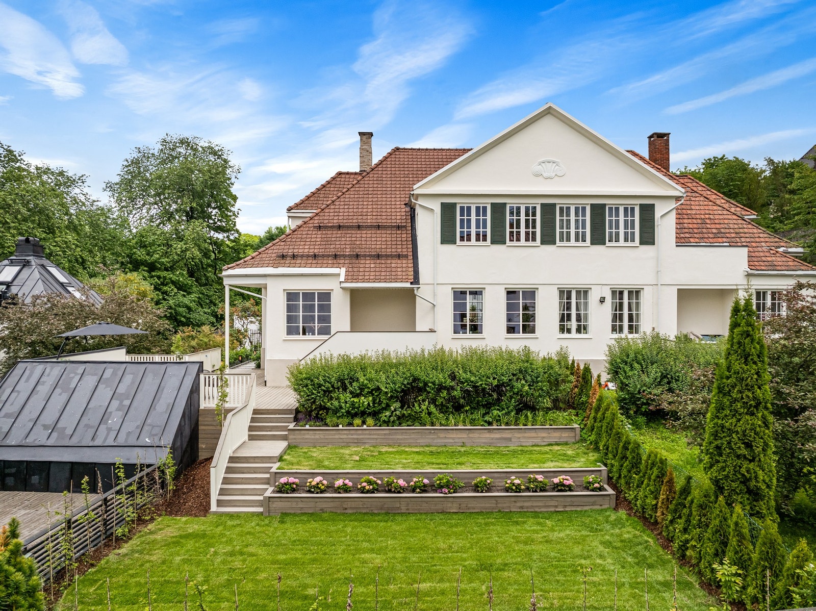 Velkommen til Villa Disen - En ettertraktet halvpart av tomannsbolig med innholdsrik planløsning og vakre uteplasser. Galleribilde