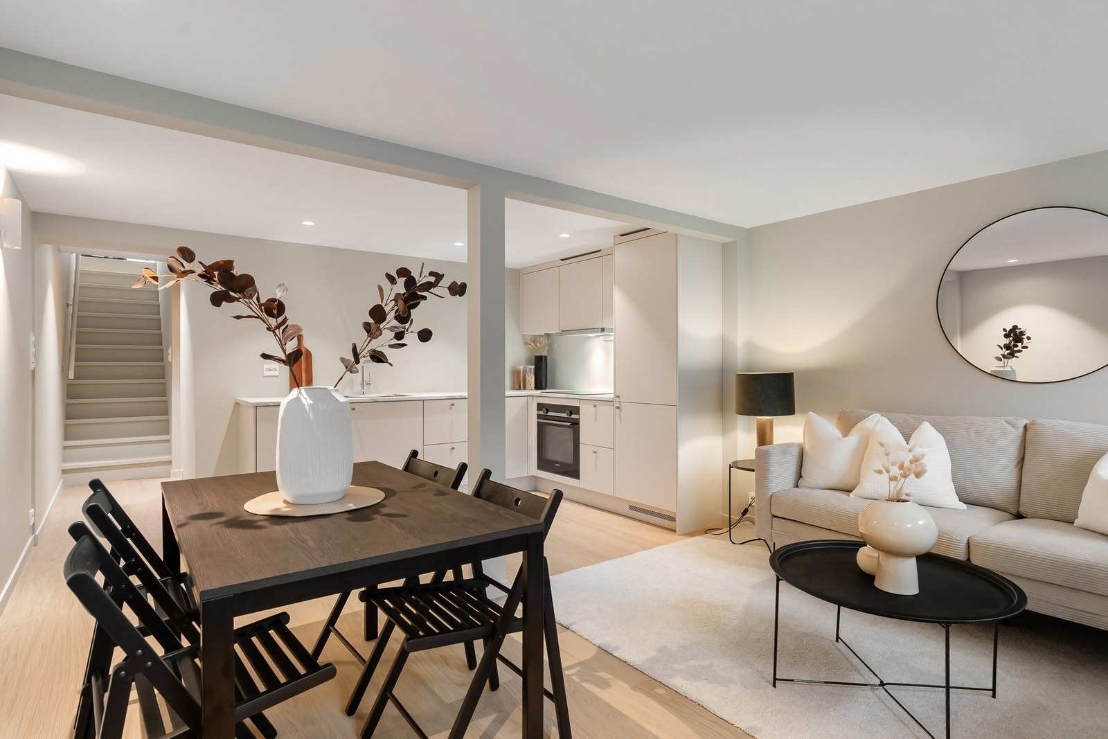 Den separate delen er romslig utformet, og har godt med areal. Uttrykker er lyst og stilrent, og rommet er innredet med beige-tonede veggflater og én-stavs parkettgulv. Galleribilde