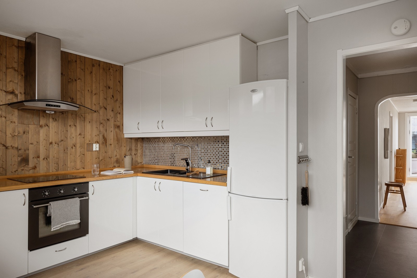 Alle hvitevarene på kjøkkenet medfølger handelen. Galleribilde