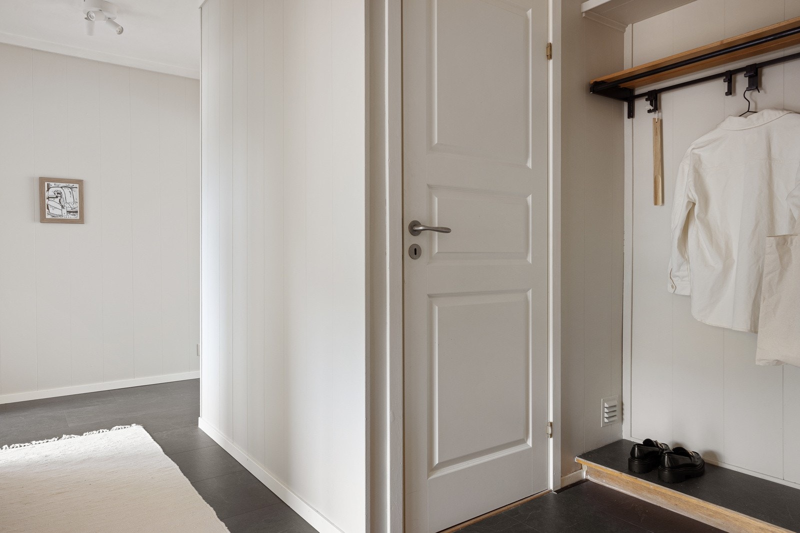 I entreen er det tilkomst til en bod, hvor det er plass til yttertøy og sko. Galleribilde