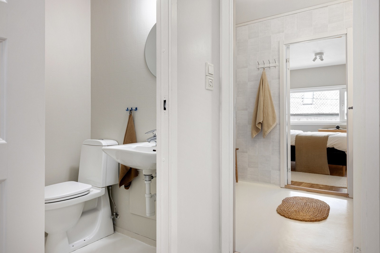 Badet er delt opp i tre soner hvor du har et toalettrom, vaskerom og bad. Galleribilde