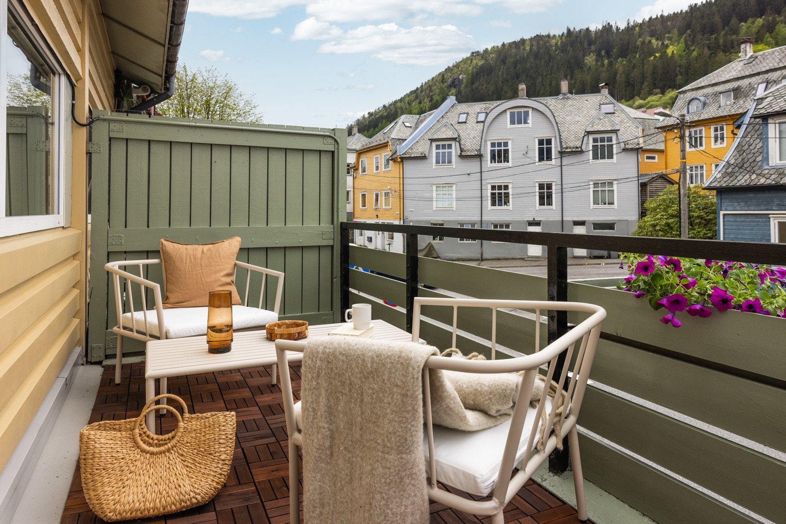 Fra stuen er det tilkomst til den solrike balkongen på ca. 13 kvm. Galleribilde