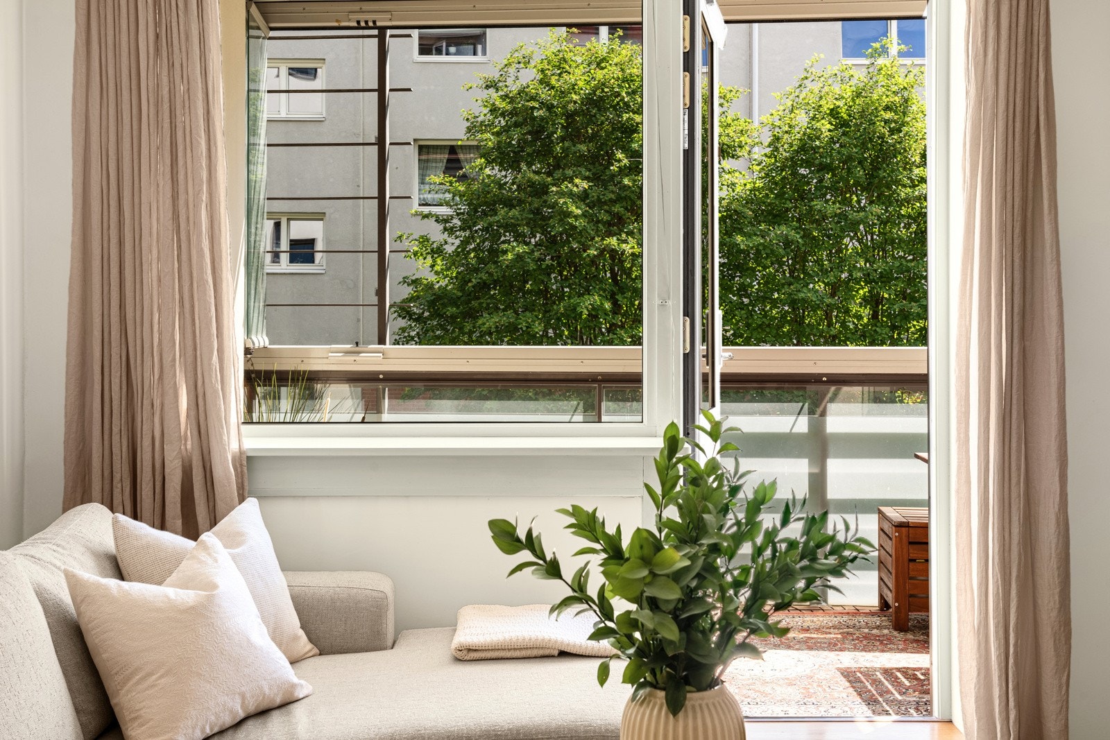 Utgang fra stue til innglasset balkong Galleribilde