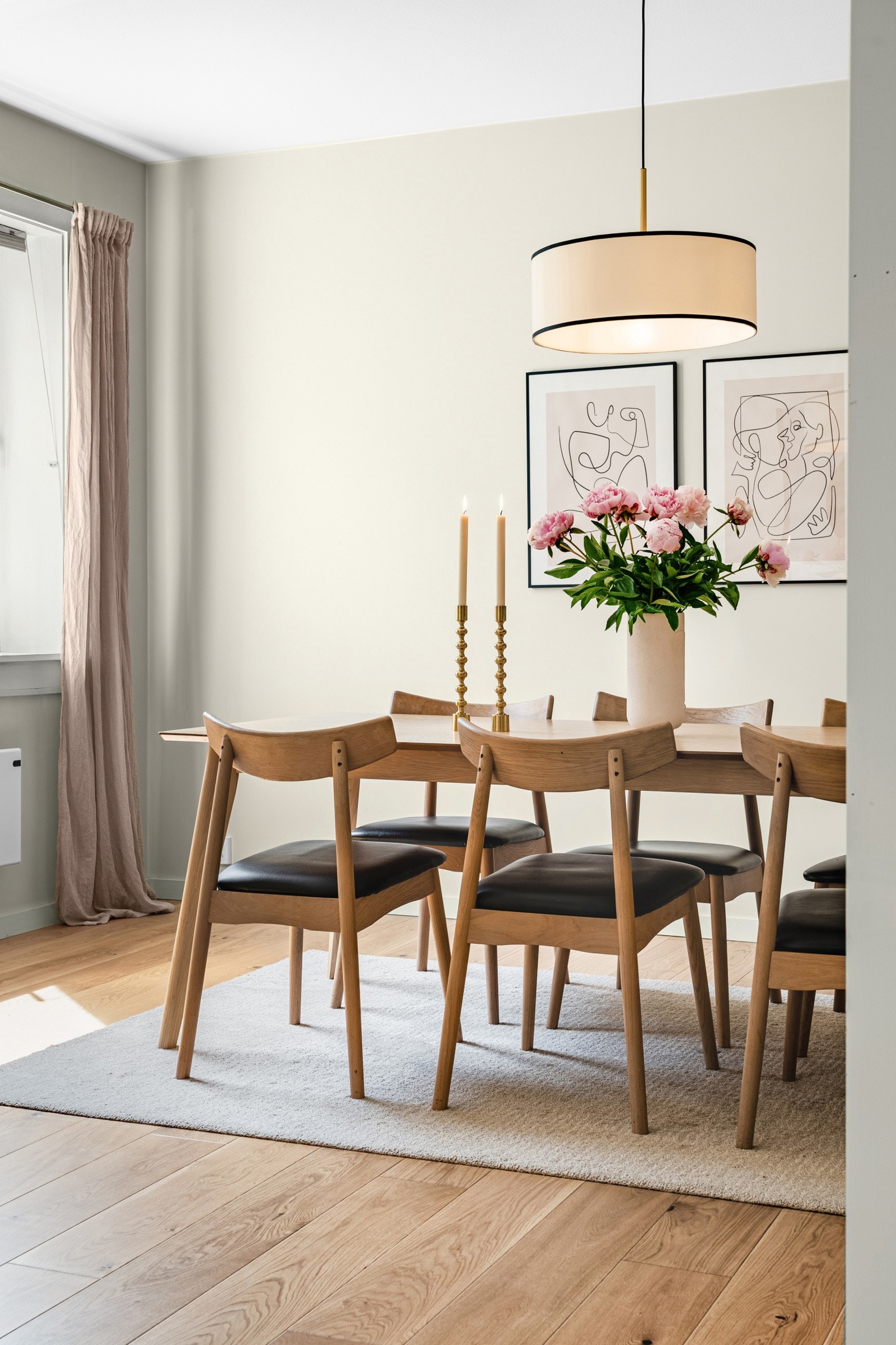 Veggene er lysmalte og det er listefritt, glatt tak - et rom med rene linjer og duse farger Galleribilde