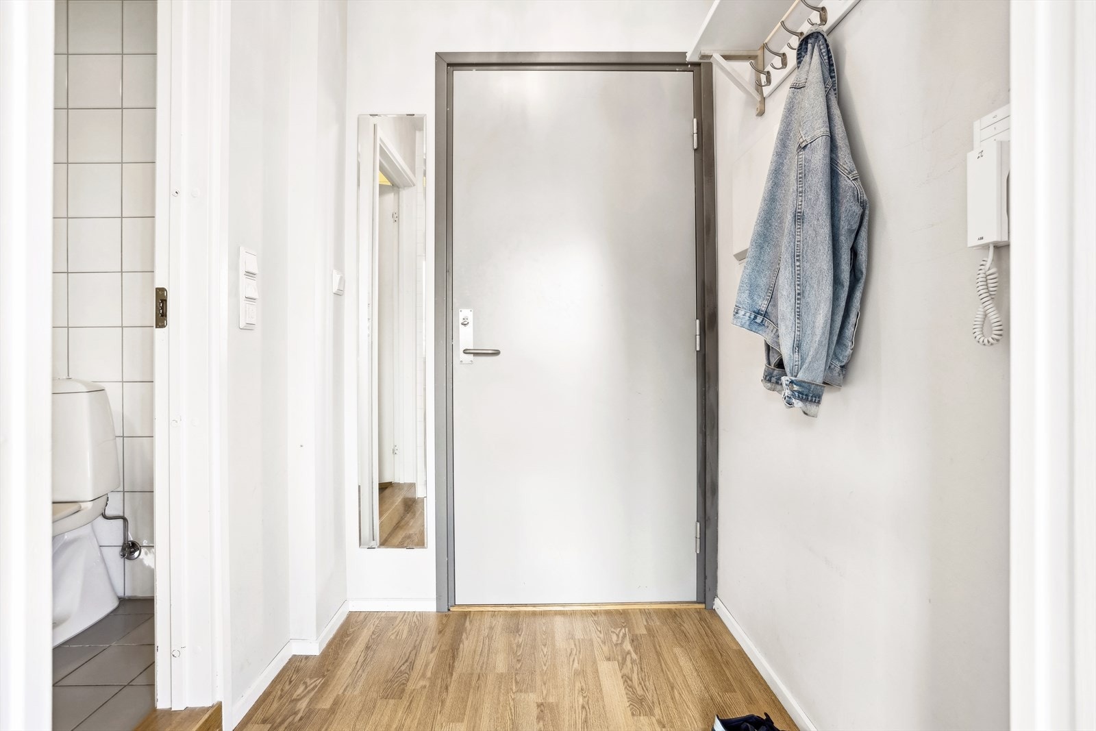 Innbydende entré med plass til å henge fra seg både yttertøy og oppbevaring av sko. Galleribilde