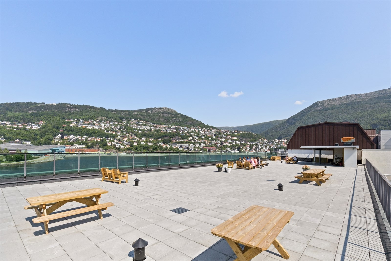 Fantastisk, meget solrik og stor felles takterrasse med høy og fri utsikt over Store Lungegårdsvannet og mot Bergen sentrum. Galleribilde