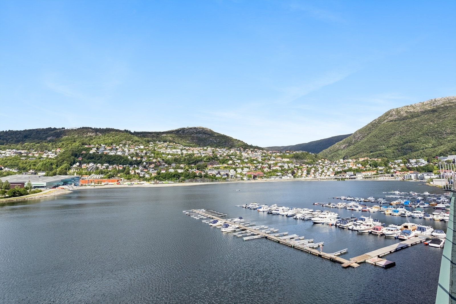 Populære, fine turmuligheter i nærområdet; Gå- eller joggetur rundt Store Lungegårdsvannet eller Damsgårdssundet, samt Fløyen via Svartediket, Ulriken, Løvstakken og Løvstien. Galleribilde