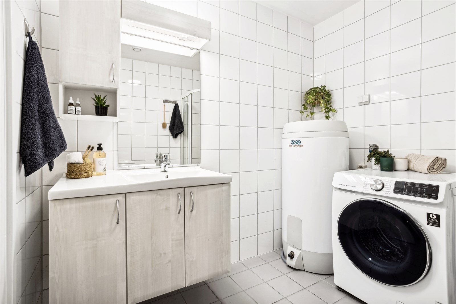 Lyst helfliset bad/wc/vaskerom med varmekabler i gulv. Galleribilde