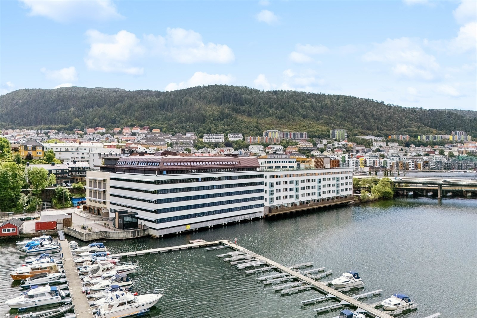 Leiligheten har flott utsikt, samtidig som det behagelig uten innsyn i leiligheten. Galleribilde