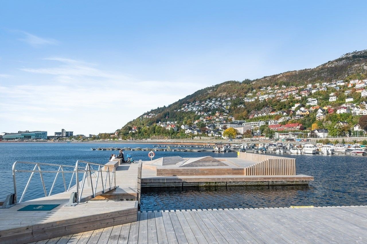 Utsikt og nærhet til by og fjell, det flotte bryggeanlegget, bybanestopp, nærbutikk og kafeer i nærmiljøet, samt at boligen er beliggende i et meget attraktivt og sentralt boområde med kort vei til "alt", gjør dette til drømmebeliggenheten for mange. Galleribilde
