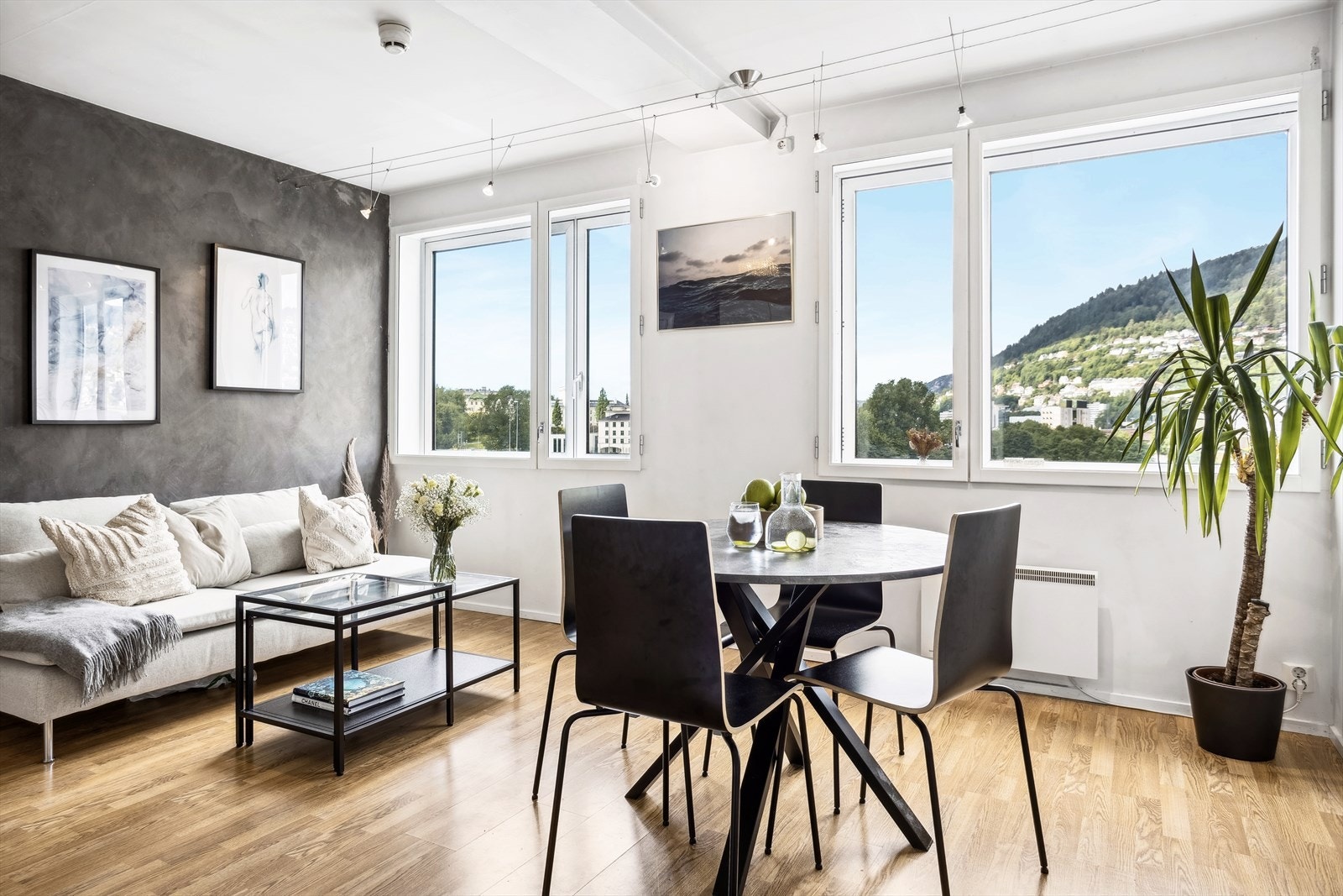 God atmosfære i en lys og luftig stue, med flott utsikt over Store Lungegårdsvannet. Galleribilde