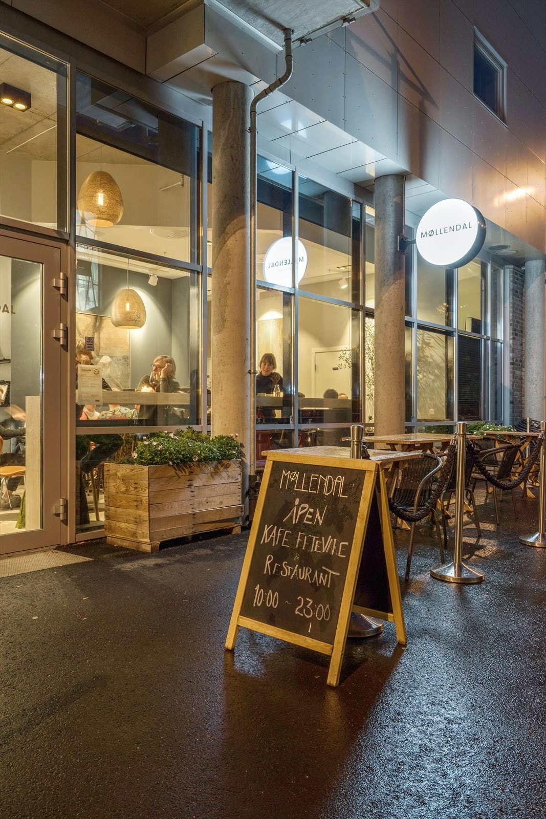 Restauranter og koselige kafeer i umiddelbar nærhet. Nylig åpnet Søtt + salt med nybakte bakevarer til helgefrokosten ca. 750 meter unna. En kort spasertur unna ligger populære Møllendal fetevarer Galleribilde