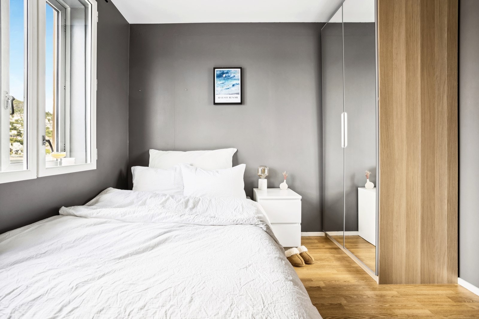 Soverom 2 er også av god størrelse, og kan benyttes som både kontor, gjesterom og barnerom. Galleribilde