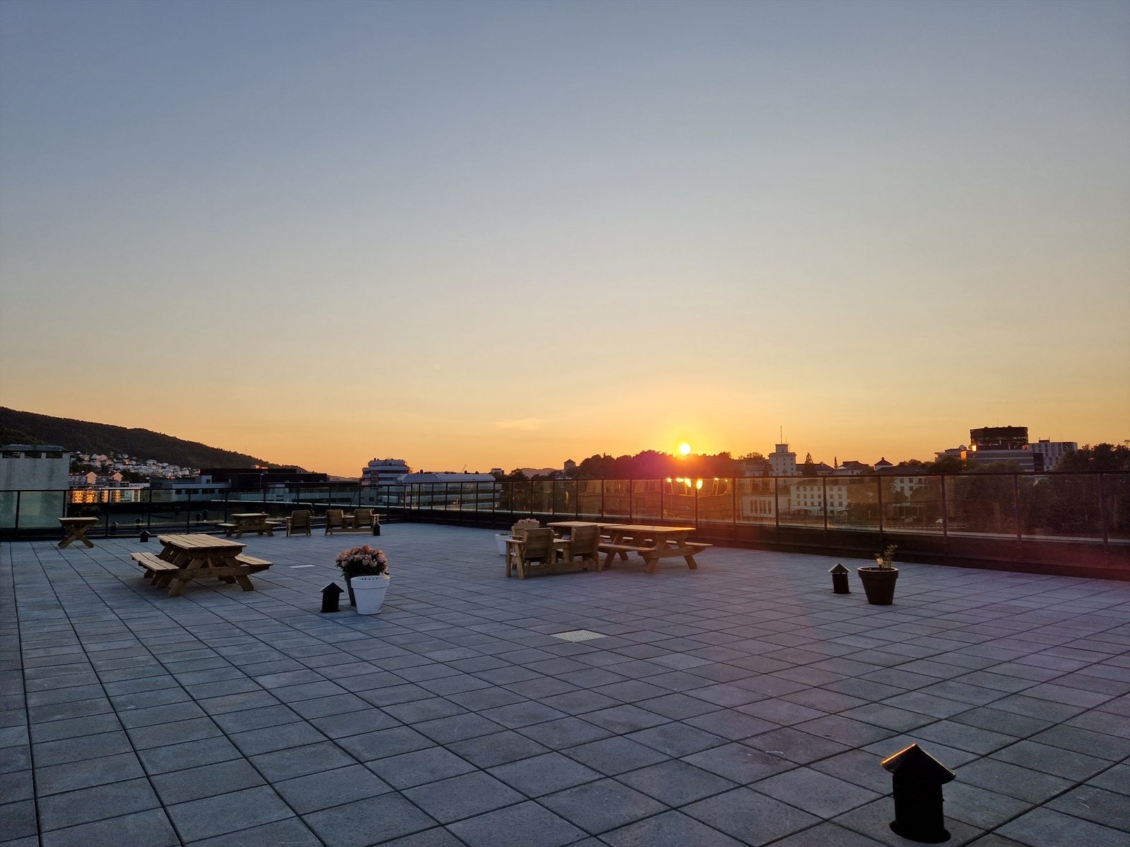 Her kan man nyte sol og sommer fra ca. kl. 08.00- 22.30. Galleribilde